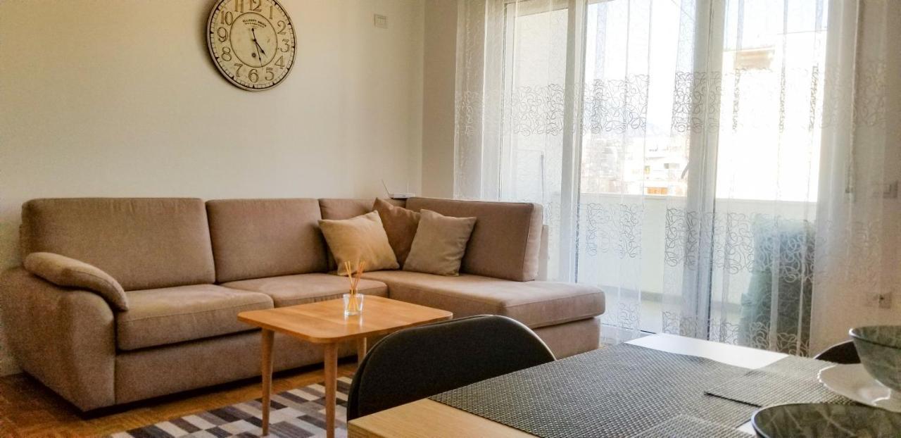 City Center Cute And Comfy Apartment - Ajia Apartments Tirana Esterno foto