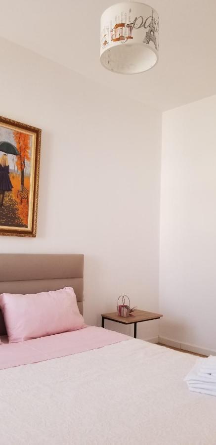 City Center Cute And Comfy Apartment - Ajia Apartments Tirana Esterno foto
