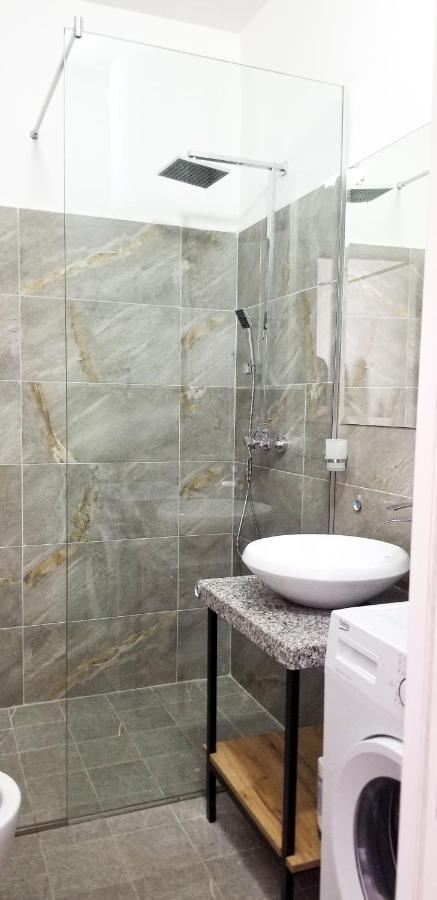 City Center Cute And Comfy Apartment - Ajia Apartments Tirana Esterno foto