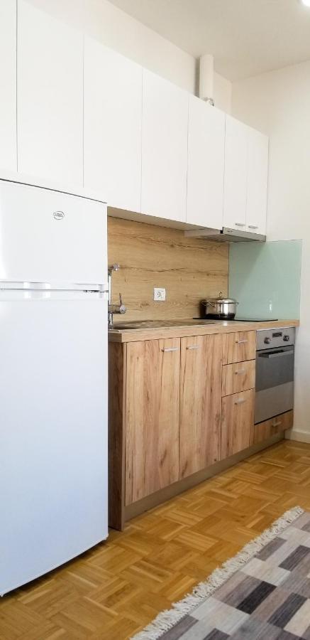 City Center Cute And Comfy Apartment - Ajia Apartments Tirana Esterno foto