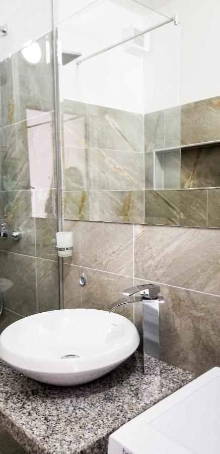 City Center Cute And Comfy Apartment - Ajia Apartments Tirana Esterno foto