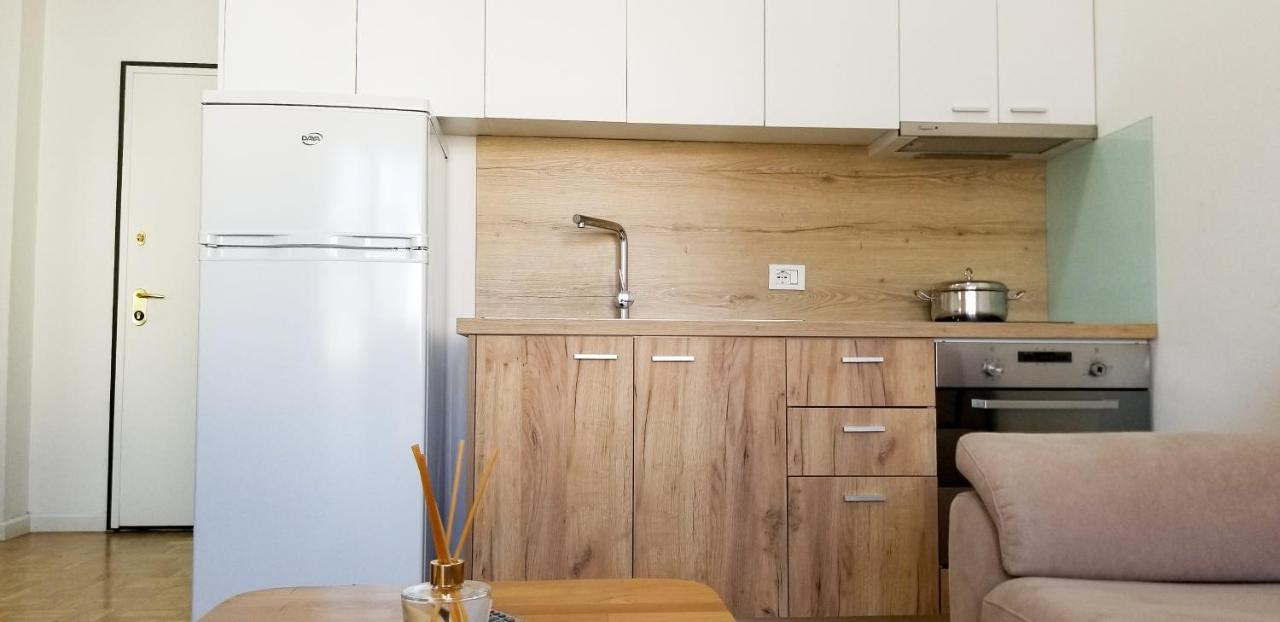 City Center Cute And Comfy Apartment - Ajia Apartments Tirana Esterno foto