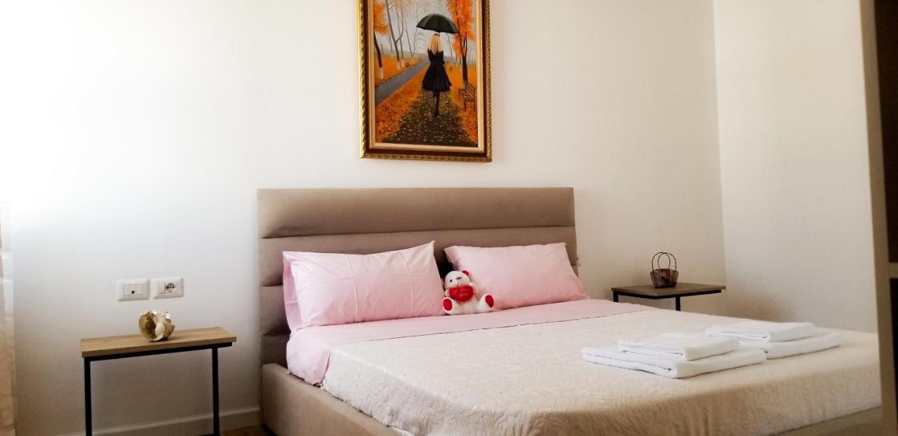 City Center Cute And Comfy Apartment - Ajia Apartments Tirana Esterno foto