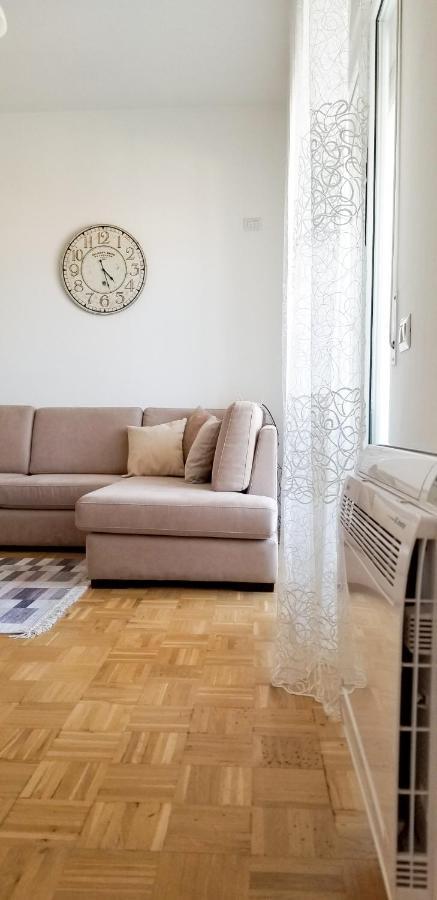 City Center Cute And Comfy Apartment - Ajia Apartments Tirana Esterno foto