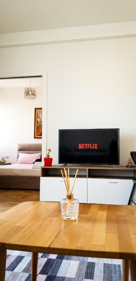 City Center Cute And Comfy Apartment - Ajia Apartments Tirana Esterno foto