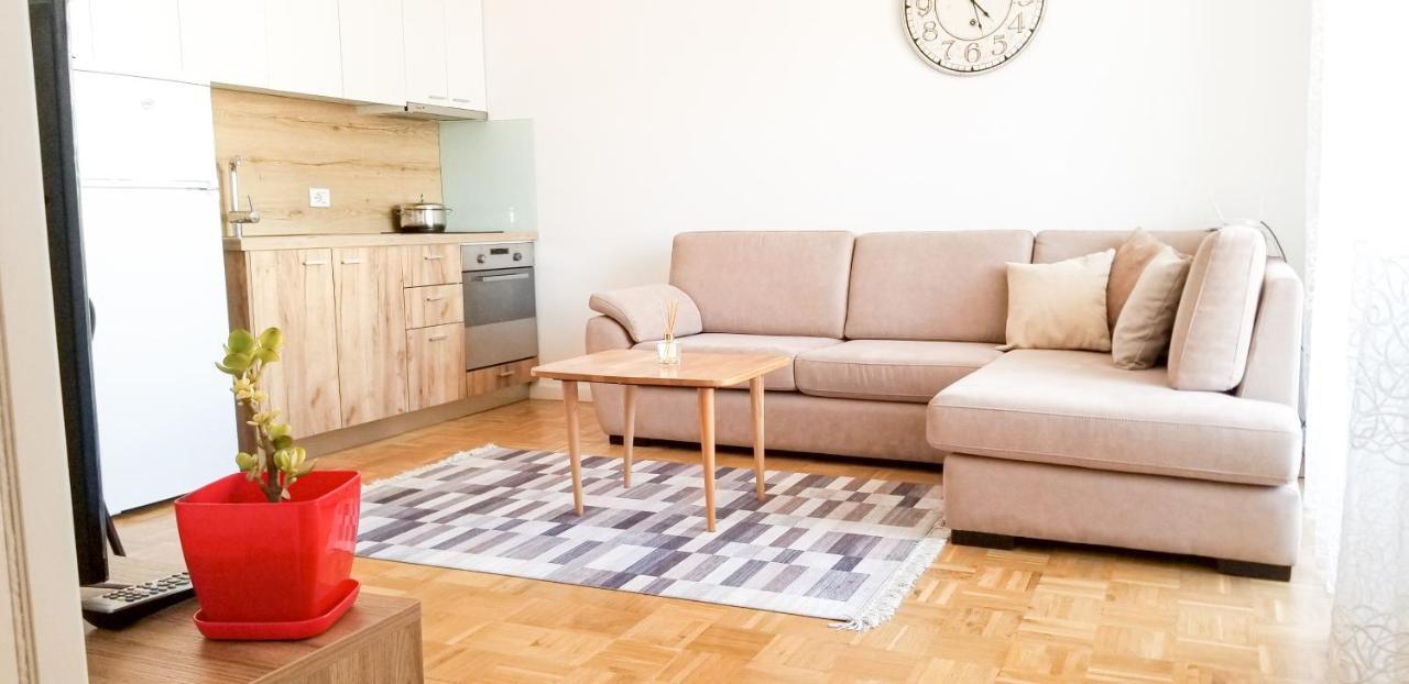 City Center Cute And Comfy Apartment - Ajia Apartments Tirana Esterno foto