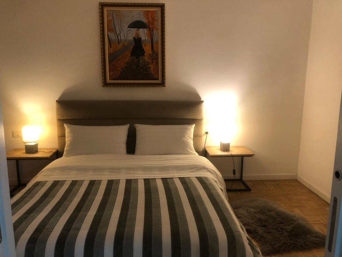 City Center Cute And Comfy Apartment - Ajia Apartments Tirana Esterno foto